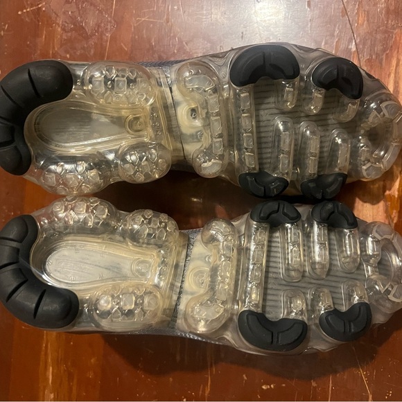 Nike Gray and Red VaporMax Sneakers fits kids size 4.5 new - Picture 6 of 7